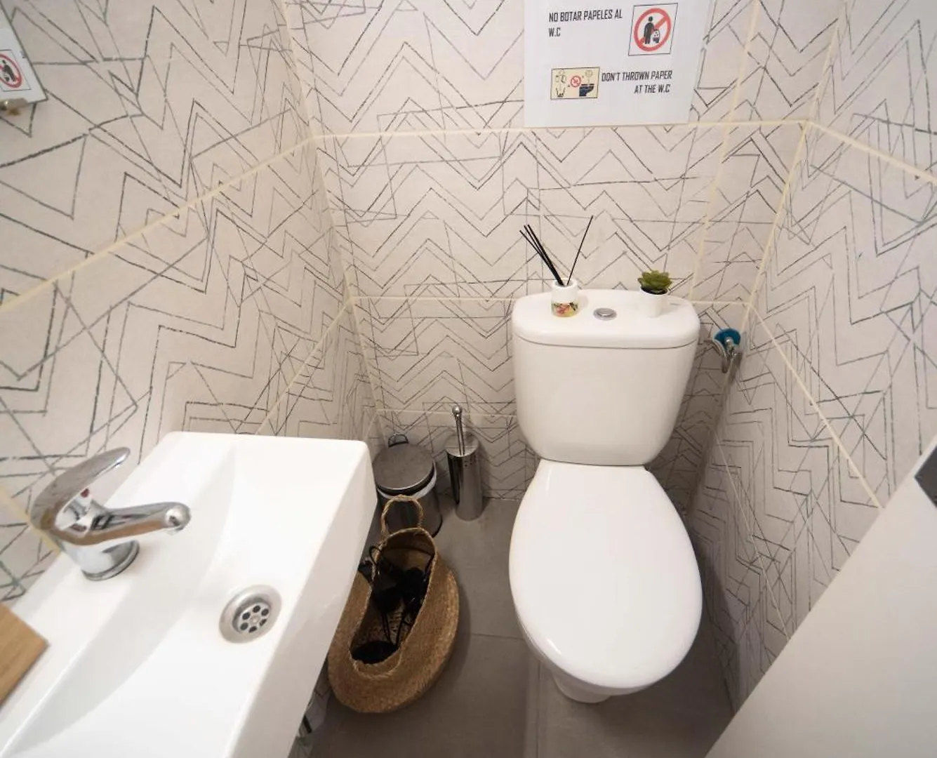 By Barcelona Port Rooms Hostal