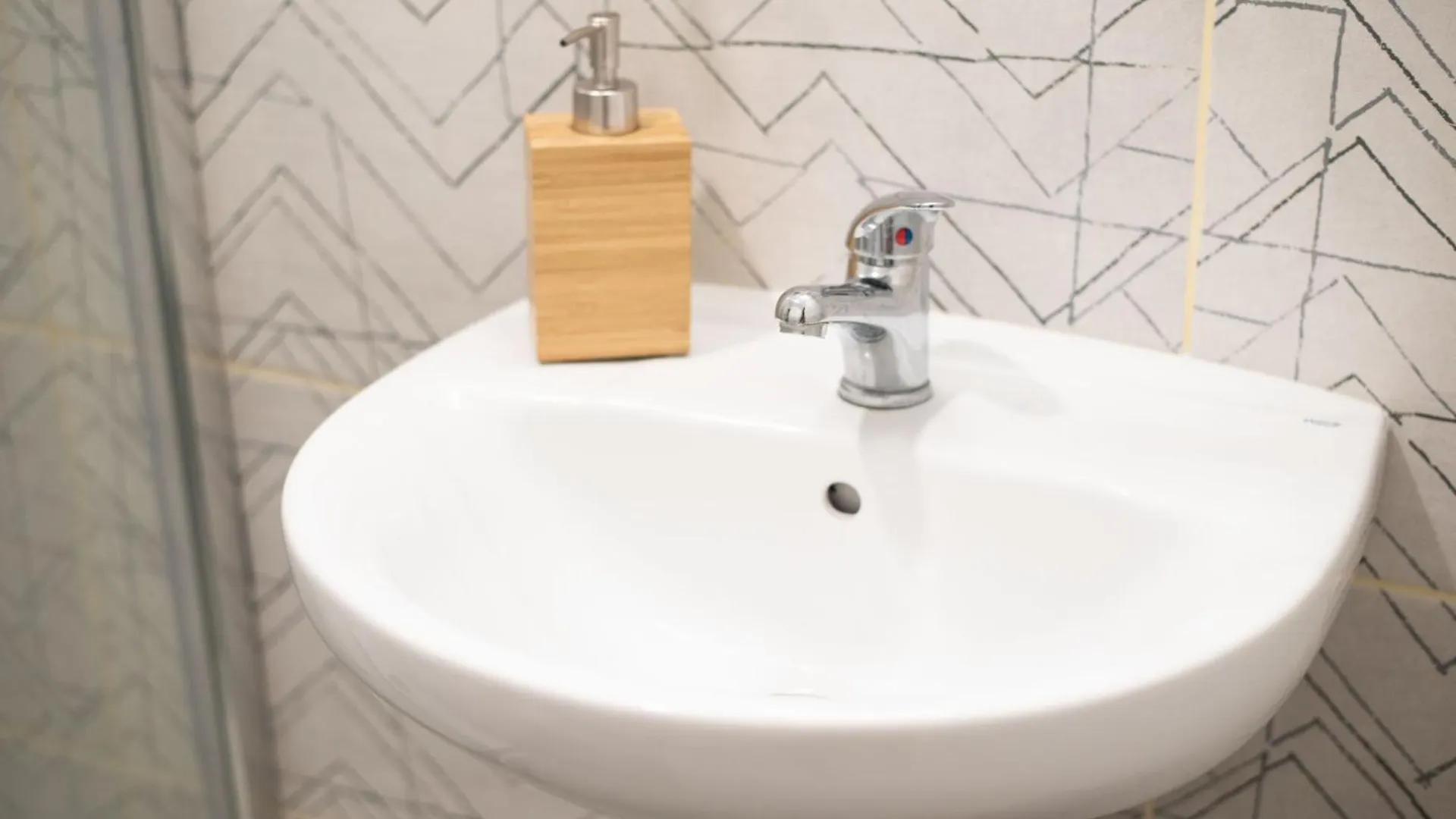 By Barcelona Port Rooms بيت شباب